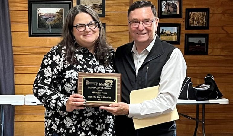 Mulberry Arkansas Mayor Gary D. Baxter presents CU Community Facilitator Michelle Viney with a key to the city