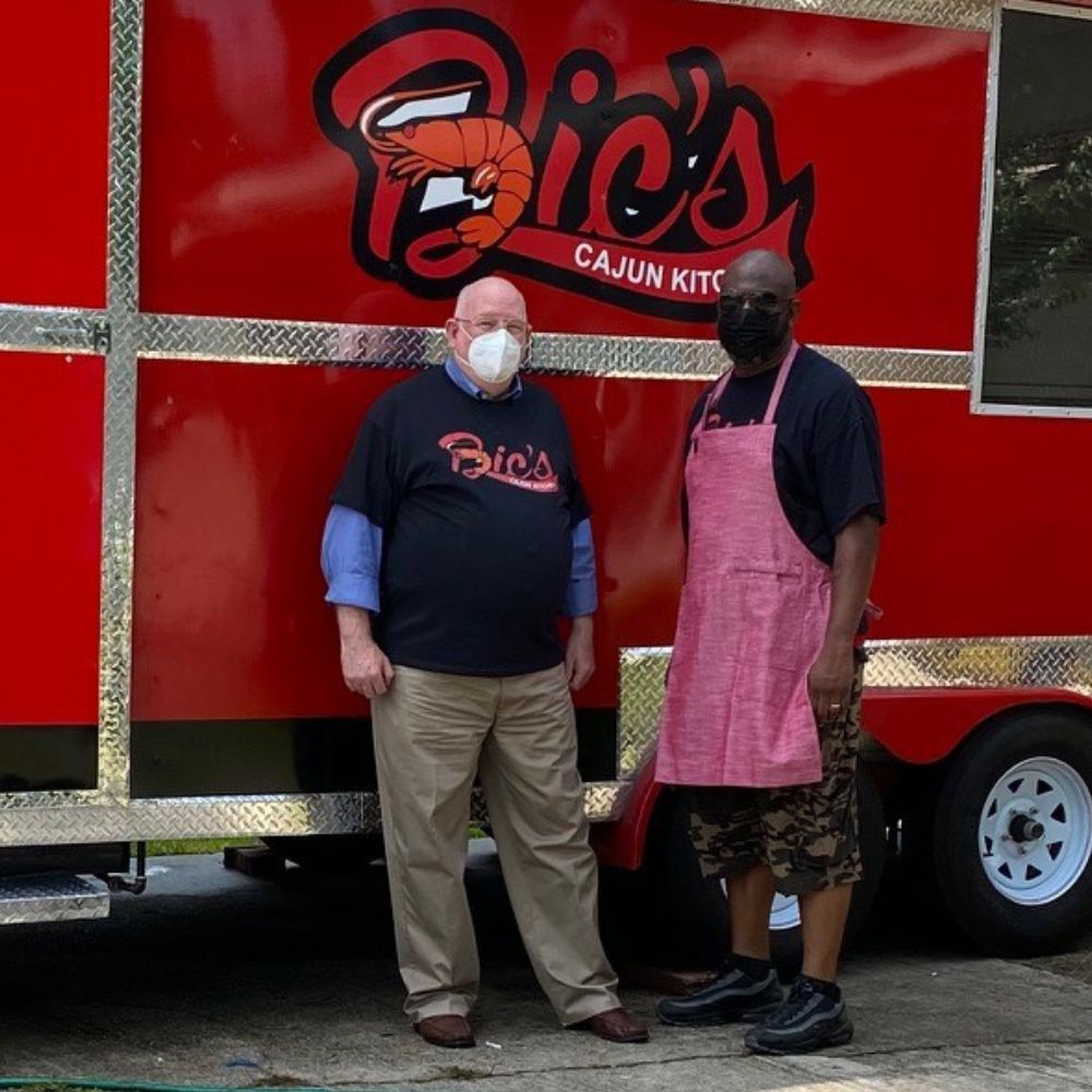 Dale Rutherford y el camión de comida Bic's Cajun Kitchen en Crossett, AR