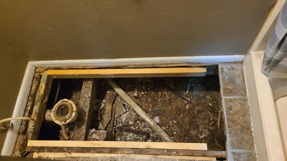 Amanda presentó una solicitud para subsanar graves desperfectos en su cuarto de baño principal, problemas con los que llevaba lidiando más de un año.