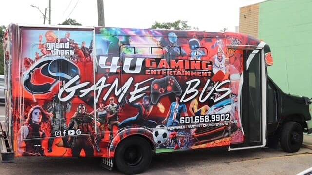 Compró un autobús y empezó a transformarlo: instaló varios sistemas de juego, televisores de alta definición, sistemas de sonido y asientos cómodos para crear la experiencia de juego móvil definitiva.