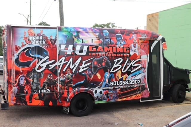 Compró un autobús y empezó a transformarlo: instaló varios sistemas de juego, televisores de alta definición, sistemas de sonido y asientos cómodos para crear la experiencia de juego móvil definitiva.