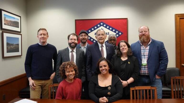 Liz y JoJo, de WSBZ Farms, se reunieron con el senador de Arkansas John Boozman en Washington, D.C., en febrero de 2025. Como miembros activos de la Coalición Nacional de Agricultura Sostenible (NSAC), participaron en múltiples reuniones en el Capitolio, abogando por políticas que apoyen la agricultura sostenible y las comunidades rurales. 