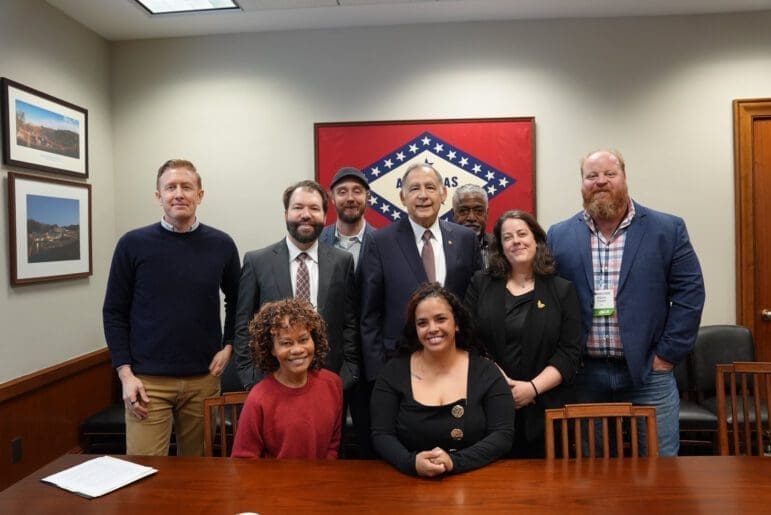 Liz y JoJo, de WSBZ Farms, se reunieron con el senador de Arkansas John Boozman en Washington, D.C., en febrero de 2025. Como miembros activos de la Coalición Nacional de Agricultura Sostenible (NSAC), participaron en múltiples reuniones en el Capitolio, abogando por políticas que apoyen la agricultura sostenible y las comunidades rurales. 