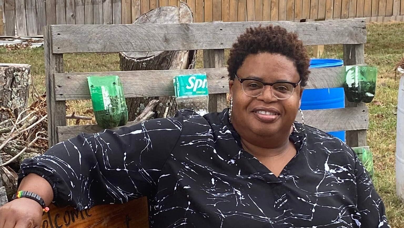 Pero para su fundadora, Vickie Woodard, se trata de algo más que de cultivar frutas y verduras: se trata de cultivar la conexión, la resiliencia y el propósito compartido.