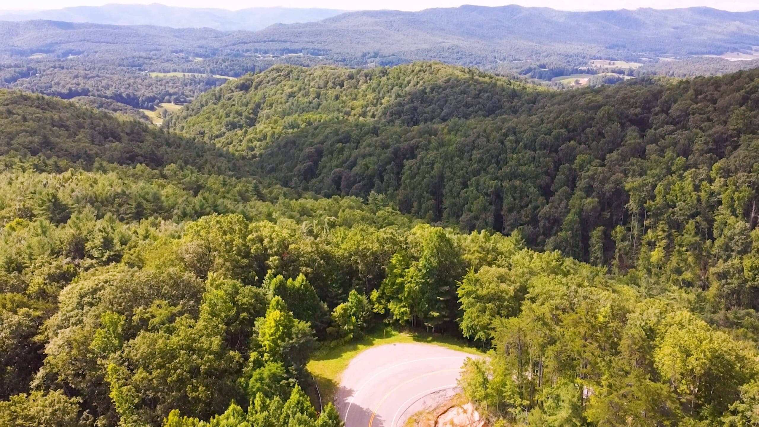 Su propiedad da al Bosque Nacional, y el Sendero de la Montaña de Hierro discurre por su cresta.