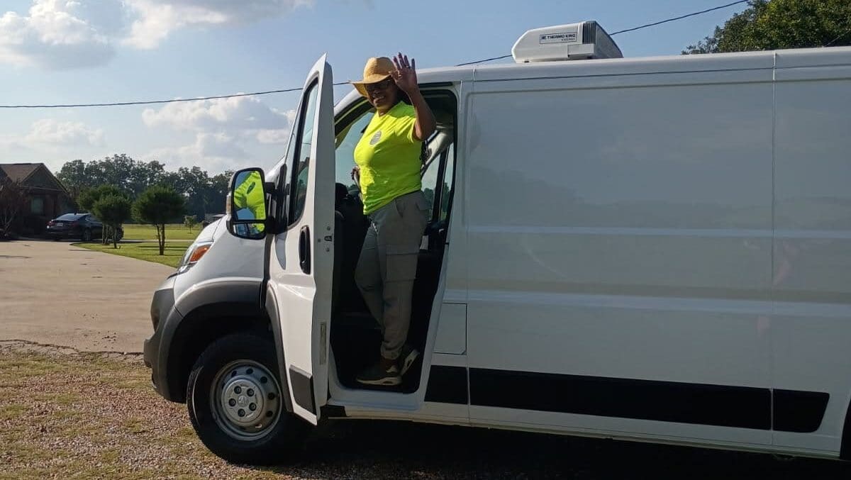 El Equipo de Préstamos de CU, remitido a CM Farm Ranch por la Directora Ejecutiva de Louisiana Central, Bahia Nightengale, proporcionó a McGraw un préstamo puente para comprar el camión mientras esperaba a que se liberaran los fondos del USDA.